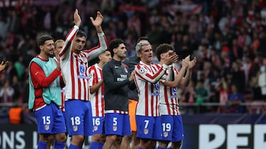 Los jugadores del Atlético aplauden a la afición rojiblanca.