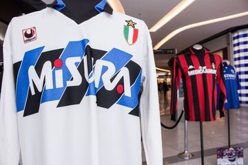 Varias camisetas de la Serie A que vistieron jugadores de la talla de Marco Van Basten en el Milan o Lothar Matthäus en el Inter.