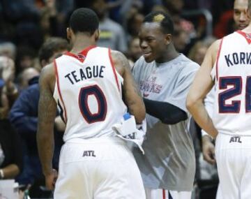 Dennis Schroeder felicita a su compañero de los Hawks Jeff Teague.