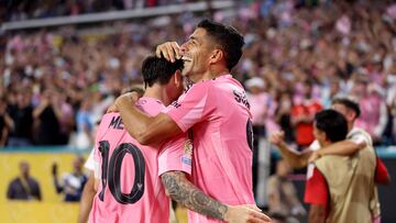MIAMI GARDENS, FLORIDA - JUNE 23: Luis Suarez #9 celebrates scoring his team's second goal with Lionel Messi #10 of Inter Miami CF during the FIFA Club World Cup 2025 group A match between Internacional CF Miami and SE Palmeiras at Hard Rock Stadium on June 23, 2025 in Miami Gardens, Florida. Megan Briggs/Getty Images/AFP (Photo by Megan Briggs / GETTY IMAGES NORTH AMERICA / Getty Images via AFP)