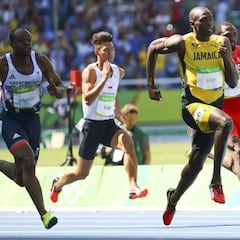 "Sluggish" Bolt blames early start for 100m Olympic stroll