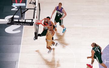 Da Silva, haciendo un mate durante el Unicaja - Barcelona.