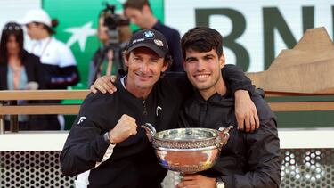 Carlos Alcaraz junto a Juan Carlos Ferrero después de ganar Roland Garros.