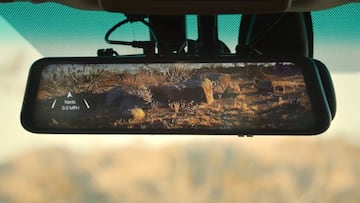 Así es el espejo retrovisor con cámara y pantalla táctil del que habla todo el mundo y que está disponible en Amazon.