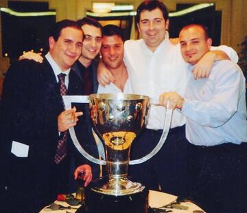 Los periodistas David Torres, Víctor Oñate, Sergio Aspas, Damiá Vidagany y Miguel Ángel Vara, con el título de Liga de 2002.