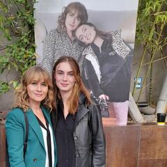 Es una reconocida actriz y cantante chilena y modeló junto a su hija de 18 años: “Acepté altiro, lo pasamos muy bien”