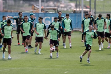 MEX7579. CIUDAD DE MÉXICO (MÉXICO), 03/09/2024.- Jugadores de la selección mexicana de fútbol, participan en un entrenamiento previo al amistoso contra Nueva Zelanda en el Centro de Alto Rendimiento este martes, en la Ciudad de México (México). EFE/ Isaac Esquivel
