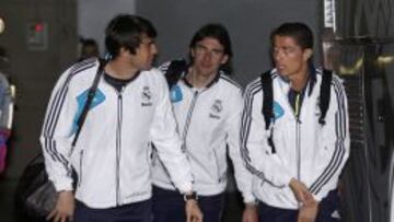 TITULAR. Kaká, que hoy saldrá en el once, conversaba ayer con Cristiano al salir del Bernabéu.