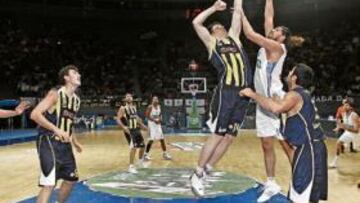 <b>EXHIBICIÓN DE MOVIMIENTOS. </b>Lazaros destacó en el juego en el poste bajo, donde dio una lección al joven Asik en el último cuarto.