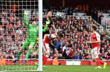 David Ospina se luce ante Pep Guardiola y el City