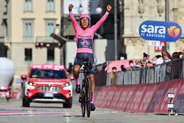 El corredor del Team INEOS - Grenadiers hizo historia en el deporte colombiano y se coronó campeón del Giro de Italia. Bernal mantuvo la ventaja en la clasificación general y tras la contrarreloj en la última etapa, se quedó con el título. 