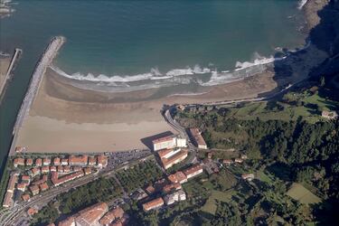 La Playa Santiago de Deba, situada en el corazón del litoral guipuzcoano, es un rincón perfecto para disfrutar del mar Cantábrico en todo su esplendor. Con sus 400 metros de arena dorada y fuerte oleaje, esta playa abierta al mar es ideal para practicar surf, piragüismo y windsurf. Rodeada por tres paseos marítimos, invita a largas caminatas junto al mar y ofrece vistas espectaculares.

Además, cuenta con numerosos servicios como duchas, aseos, alquiler de piraguas, zonas deportivas e infantiles, y un animado chiringuito. Su famosa ola 'Sorgin-Zulo', que puede alcanzar hasta cinco metros, la convierte en un punto de referencia para surfistas experimentados.