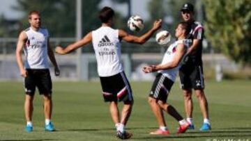 Illarra, Arbeloa y Chicharito, bajo la atenta mirada de Hierro.