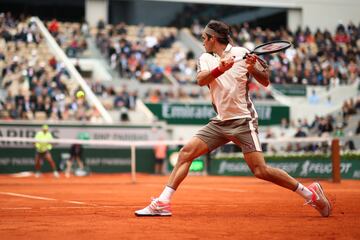 Roger Federer devuelve la pelota al tenista español. 