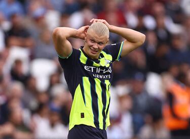 Antes de que el noruego deshojara la margarita y se marchara al Manchester City, varios equipos le rondaron. El Real Madrid, por ejemplo. También un FC Barcelona que usó a Xavi Hernández como cebo para una operación imposible. El entrenador se vio en marzo de 2022, cuando Haaland aún era del Borussia Dortmund, con el futbolista y su padre para intentar convencerlo de que se fuera a la ciudad condal. El encuentro lo facilitó Jordi Cruyff, entonces todavía integrado en el staff directivo culé, y se produjo en Múnich. Aquel movimiento no reblandeció el deseo del jugador y se acabó destapando como un ejercicio de ilusionismo, toda vez que el Barça no estaba en disposición de afrontar ninguna de las exigencias económica de las partes implicadas. Ni la del jugador y su sueldo, ni la del padre y la comisión por el fichaje, ni la del Borussia y el coste del traspaso.