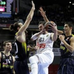 El corazón y la defensa mantienen vivo al Real Madrid