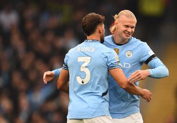 Ruben Dias y Erling Haaland celebran la primera anotación 