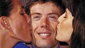 <b>MOMENTO DULCE.</B> Freire recibe besos en el podio del Giro di Lucca.