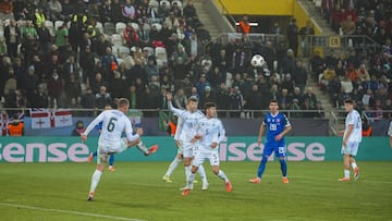 KOSICE (Slovakia (Slovak Republic)), 14/11/2025.- George Saville (L) of Northern Ireland in action during the FIFA World Cup 2026 UEFA qualifier group A soccer match between Slovakia and Northern Ireland in Kosice, Slovakia, 14 November 2025. (Mundial de Fútbol, Irlanda, Eslovaquia) EFE/EPA/ROBERT NEMETI