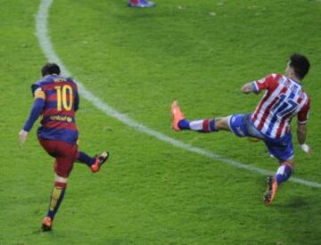 Gol 0-1 de Messi que logra su gol número 300 en Liga