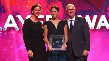 Garbiñe Muguruza con Lindsay Davenport y Steve Simon.