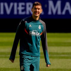 César Montes levanta “la mano” antes de visitar el Bernabéu