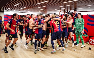 La plantilla del Fútbol Club Barcelona celebra la victoria ante el Real Madrid en el vestuario del Estadio Olímpico de Montjuic.