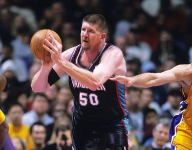 Probablemente el peor contrato que se haya firmado nunca en la NBA. En 1997 saltaba a la vista que Reeves no estaba en la forma física adecuada para rendir en la liga. Aún así los Grizzlies le ofrecieron un contrato de seis años, dos después de haber sido la primera elección de draft de la franquicia de Vancouver. Quizá por ello se sintieron obligados a a blindar a un jugador que decía que en verano no podía mantener la forma porque en su pueblo natal de Oklahoma no había gimnasio ni nadie con quien poder jugar al baloncesto. Cuando acabó el lockout de 1999 se presentó en las instalaciones del equipo pesando 142 kilos. Incluso masticaba tabaco. Lógicamente no llegó a cumplir los seis años de contrato. En 2001 un problema de espalda (no fue la primera lesión que sufrió) acabó por retirarle de las pistas.