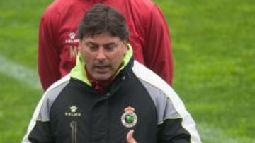 El técnico del Racing, Alejandro Menéndez.