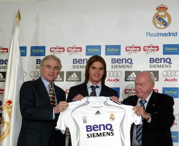 En diciembre de 2006, el Madrid pagó por él a Boca 18 millones de euros. Comenzó dubitativo, pero se asentó en el doble pivote (en la 07-08 jugó 40 partidos). La llegada de Xabi Alonso le relegó al banquillo.