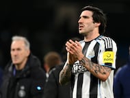Newcastle United's Italian midfielder #08 Sandro Tonali reacts after the English League Cup semi final second leg football match between Manchester City and Newcastle United at the Etihad stadium in Manchester, northwest England on February 4, 2026. (Photo by Oli SCARFF / AFP) / RESTRICTED TO EDITORIAL USE. No use with unauthorized audio, video, data, fixture lists, club/league logos or 'live' services. Online in-match use limited to 120 images. An additional 40 images may be used in extra time. No video emulation. Social media in-match use limited to 120 images. An additional 40 images may be used in extra time. No use in betting publications, games or single club/league/player publications. /