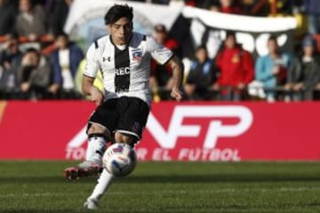 Bryan Carvallo ingresa en los segundos tiempos en Colo Colo. Suma 28 minutos.