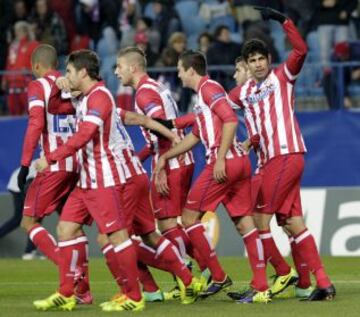 El delantero del Atlético de Madrid Diego Costa (d) celebra con sus compañeros, el gol marcado ante el Oporto, el segundo del equipo, durante el partido de la sexta jornada de la Liga de Campeones que se disputa esta noche en el estadio Vicente Calderón de Madrid.