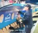 La bochornosa imagen de Maradona con unos niños que está dando la vuelta al mundo