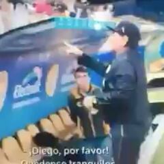 La bochornosa imagen de Maradona con unos niños que está dando la vuelta al mundo