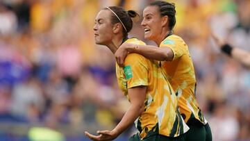 Caitlin Foord y Chloe Logarzo, durante el duelo entre Australia y Brasil 