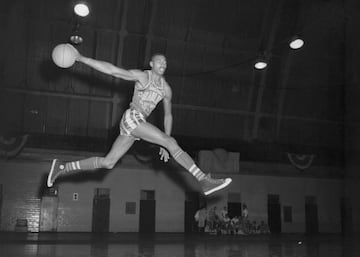 <b>- Años en la NBA:</b> 1959-1973 <br> <b>- Equipos:</b> Philadelphia/San Francisco Warriors, Philadelphia 76ers y Los Angeles Lakers. <b>- Medias de su carrera:</b> 30,1 puntos, 22,9 rebotes, 4,4 asistencias. <br> <b>- Mejor temporada:</b> (1961-62) 50,4 puntos, 25,7 rebotes, 2,4 asistencias. <br> <b>- Méritos:</b> Dos veces campeón, 4 veces MVP, una vez MVP de las Finales, 13 veces all star, siete veces en el Mejor Quinteto, siete veces Máximo Anotador de la NBA. <br> <br> Chamberlain hizo todo... menos ganar más títulos y superar en más duelos individuales a Bill Russell. El jugador que anotó 100 puntos en un partido era un coloso que llegó a promediar más de 47 puntos en dos temporadas consecutivas y a coger al menos 20 rebotes por noche en 12 seguidas. Los que le vieron dicen que era Superman jugando al baloncesto.