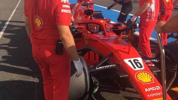 Charles Leclerc subido en el Ferrari en Paul Ricard.