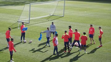 Menéndez, ayudante de Ortega, reparte petos en una sesión esta semana de parón de selecciones.