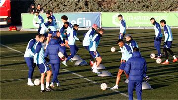 Los jugadores del Atleti agradecen el apoyo a la grada de animación