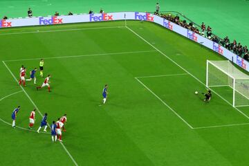 3-0. Eden hazard marc¨® el tercer gol de penalti.