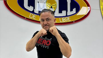 Averno posa en el logo del CMLL.