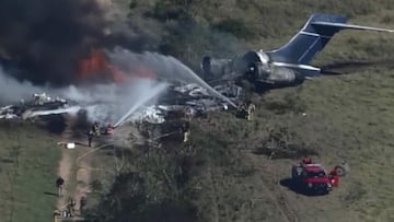 Un avi&oacute;n MD87 se estrell&oacute; esta ma&ntilde;ana en Houston, Texas. 21 personas iban a bordo: 18 pasajeros y 3 miembros de la tripulaci&oacute;n. Aqu&iacute; los detalles.