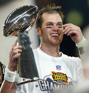 01/02/04. New England Patriots gana 21-29 a Carolina Panthers. Segundo trofeo Vince Lombardi para Tom Brady y MVP del partido.