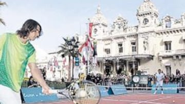 <b>TALENTO Y GLAMOUR. </b>Nadal y Federer pelotearon ayer en una pista montada ante el Casino.