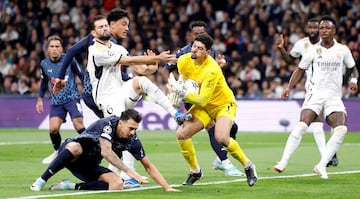 El defensa del Real Madrid, Nacho Fernández, no llega al balón que bloquea el portero del Sporting de Braga, Matheus.