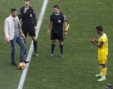 Álvaro Domínguez, exjugador rojiblanco, hace el saque de honor.