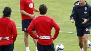 Aguirre da instrucciones durante un entrenamiento