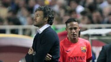 Neymar pasa junto a Luis Enrique.