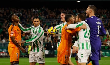 Soccer Football - LaLiga - Real Betis v Real Madrid - Estadio Benito Villamarin, Seville, Spain - March 1, 2025 Real Madrid's Vinicius Junior clashes with Real Betis' Chimy Avila as Real Madrid's Lucas Vazquez clashes with Real Betis' Aitor Ruibal REUTERS/Marcelo Del Pozo